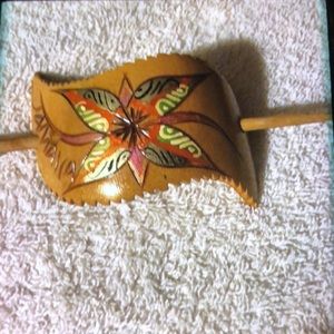MOVING SALE NO HAGGLING WOMEN NO BRAND TAN WOODEN FLOWER MULTICOLORED HAIR CLIP.